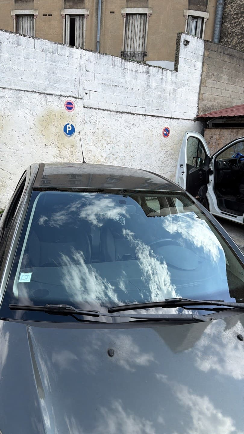 Audi A4 grise, intervention en cour d'immeuble : le camion-atelier se gare à côté du véhicule