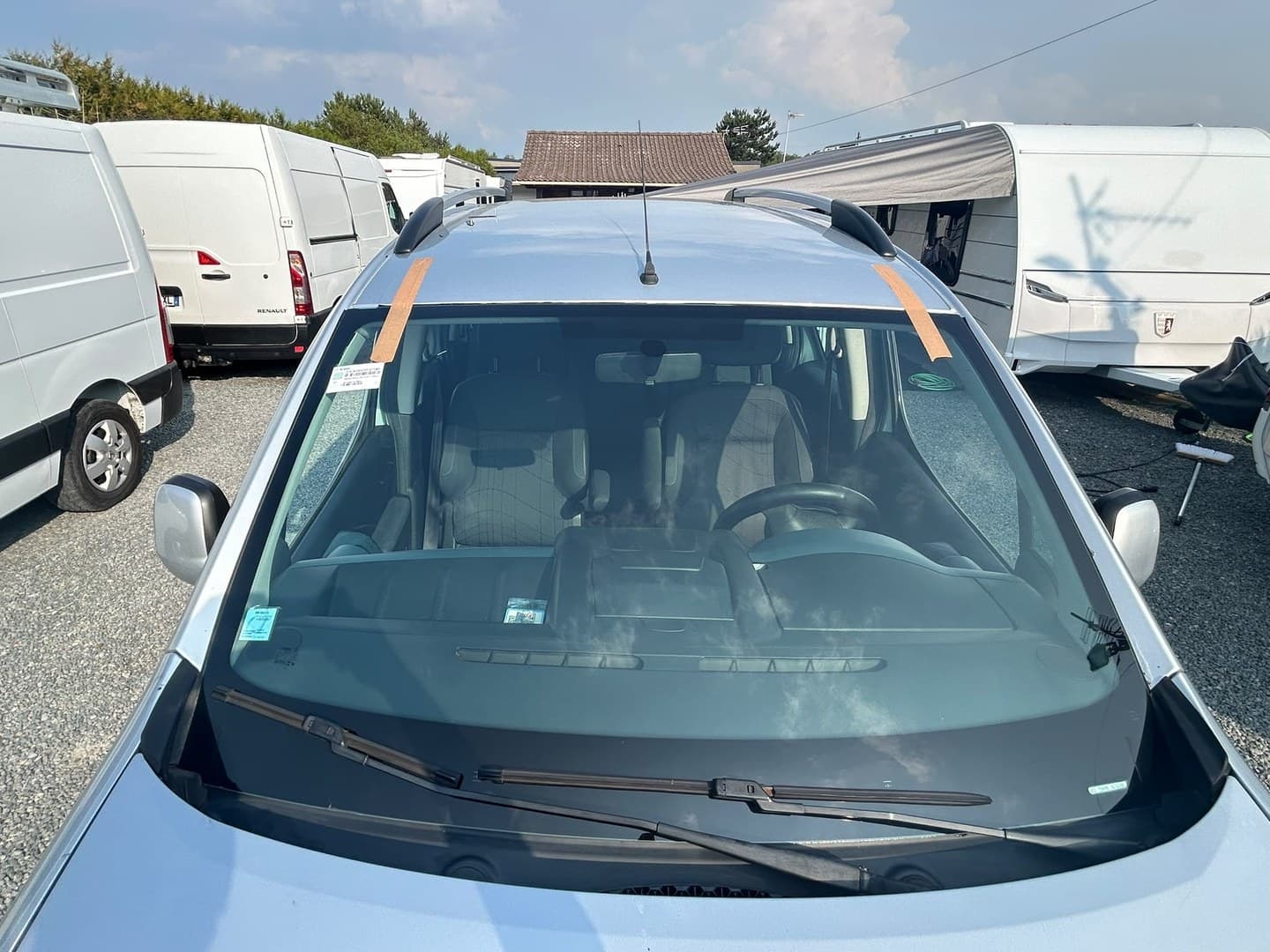 Peugeot Partner Tepee gris, pare-brise neuf posé, adhésifs de maintien en haut de baie