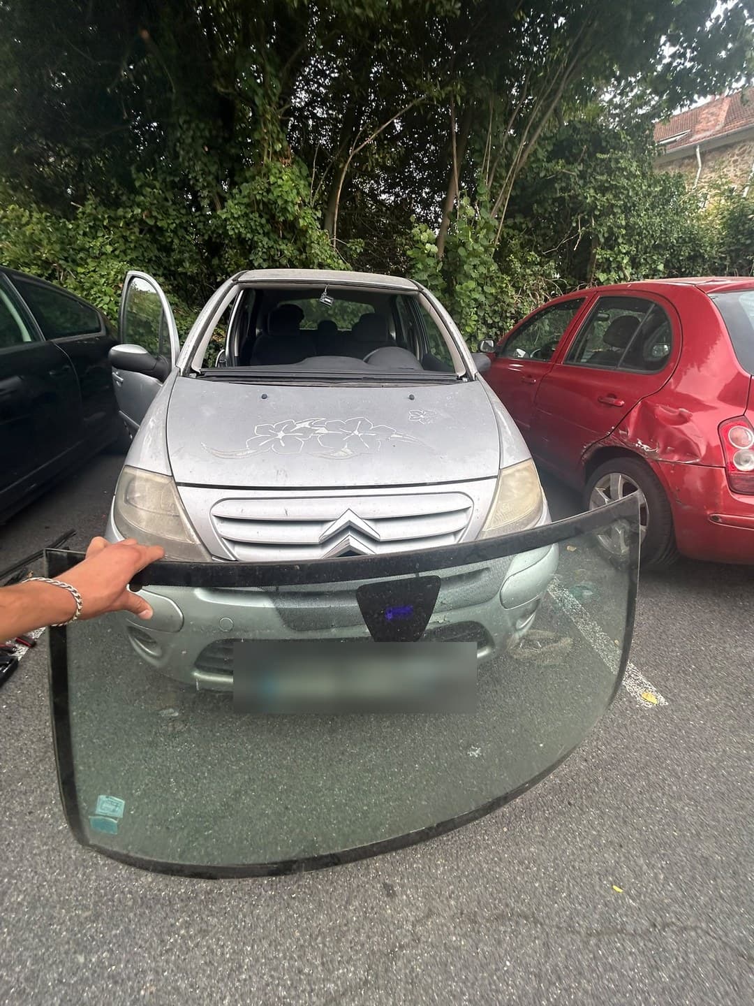 Citroën C3 Picasso gris : l'ancien pare-brise vient d'être sorti de la baie