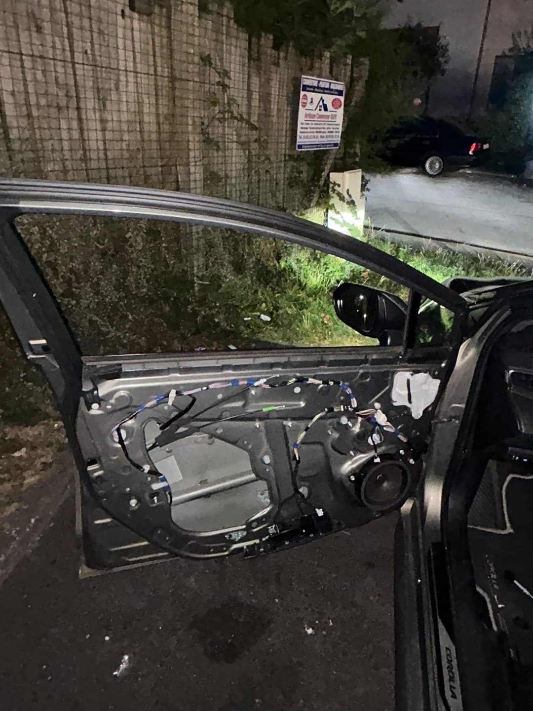 Toyota Corolla Touring Sports, de nuit : garniture de porte déposée pour remplacer la vitre latérale