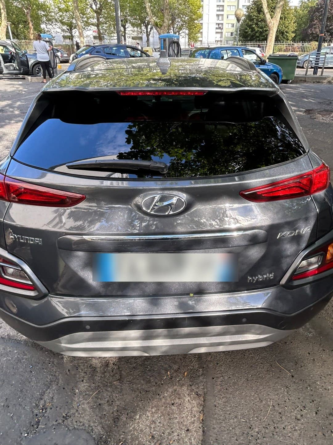 Hyundai Kona Hybrid gris, vue arrière : nous intervenons aussi sur la lunette arrière, pas seulement sur le pare-brise