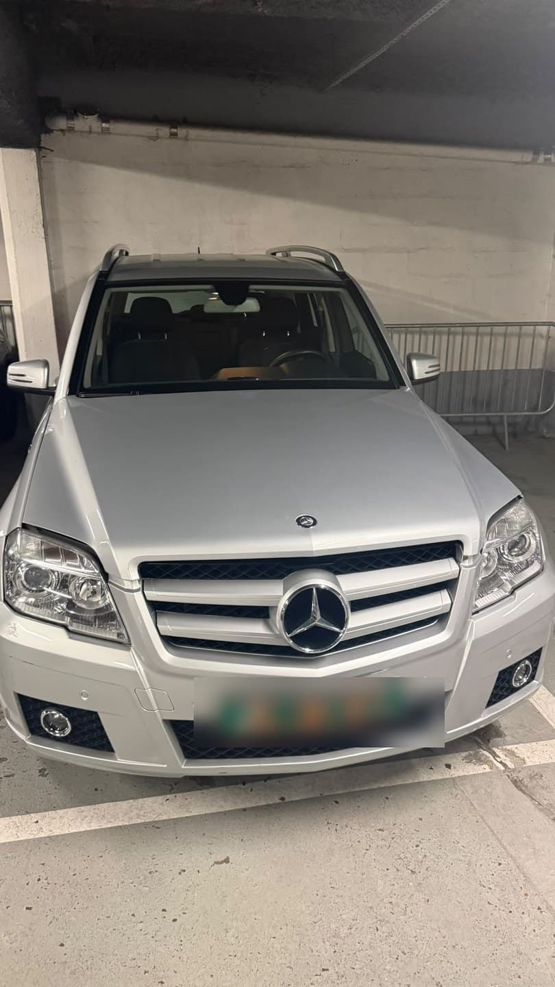 Mercedes-Benz GLK argent, intervention en parking souterrain : le service à domicile va là où le véhicule est garé