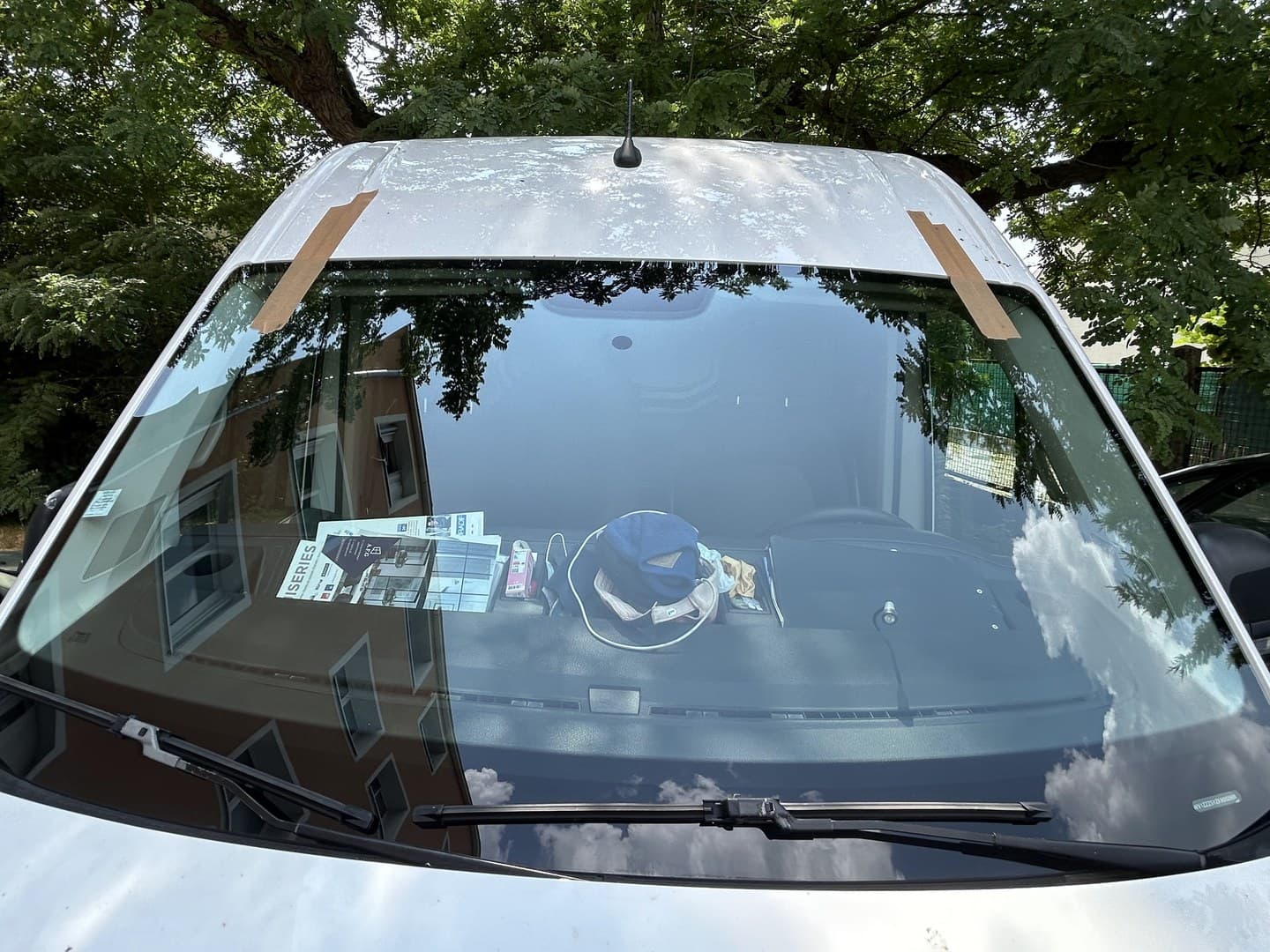 Volkswagen Crafter blanc, grand pare-brise neuf posé, adhésifs de maintien en haut de baie