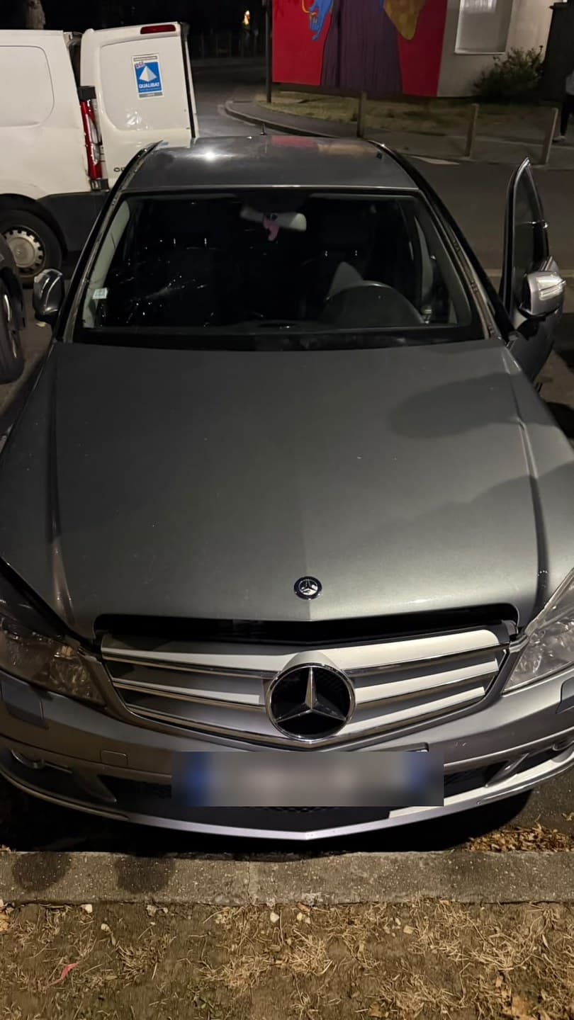 Mercedes-Benz Classe C grise, intervention de nuit sur un parking