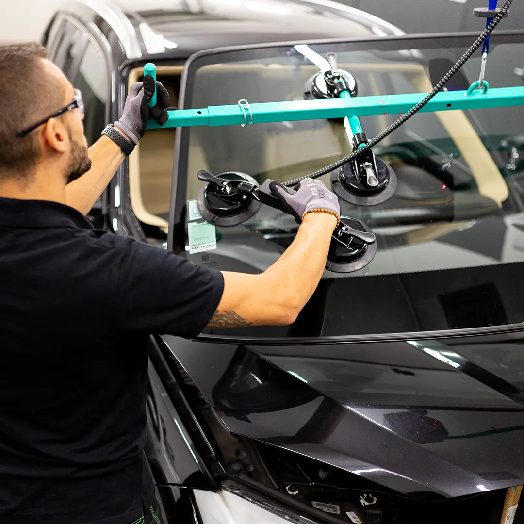 Technicien GlassUp remplaçant un pare-brise